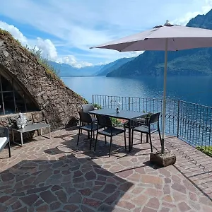 Zu - Lakeside , Riva di Solto Italie